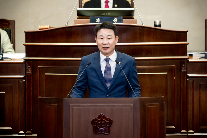 박경원 의원이 남양주시의회 본회의장에서 경기 동북부권 공공의료원 남양주시 설립 제2차 촉구 건의안을 대표 발의하고 있다.(사진=남양주시의회 제공)
