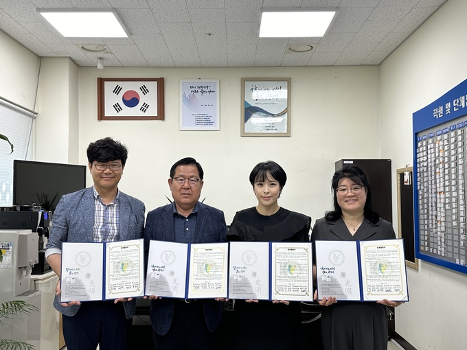 광명시 철산3동 행정복지센터는 10일 철산3동 주민자치회 광명시민에너지협동조합 철산도서관과 광명시 탄소중립 실천문화 확산을 위한 업무 협약식을 진행했다.(사진=광명시 제공).