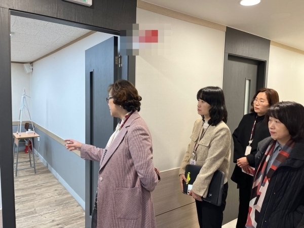경기도교육청 관계자들이 초등의대반 등 선행학습 유발 학원을 현장점검하고 있다. (사진=경기도교육청 제공)