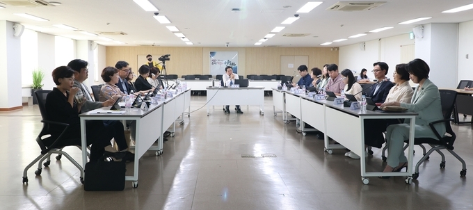 최대호 안양시장이 11일 시청 상황실에서 열린 '사회적 고립 청년 실태조사 및 지원정책 연구용역' 착수보고회를 주재하고 있다. (사진=안양시 제공)