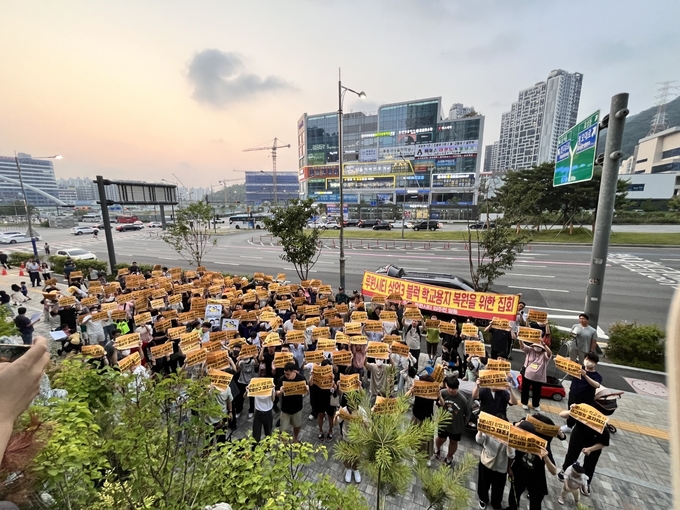 지난 10일 저녁 7시쯤 루원시티 주민들이 김교흥 국회의원 사무실 앞에서 상업3용지 학교용지 복원을 촉구하는 피켓시위를 하고 있다. ( 사진 = 루원총연합회 제공 ) 