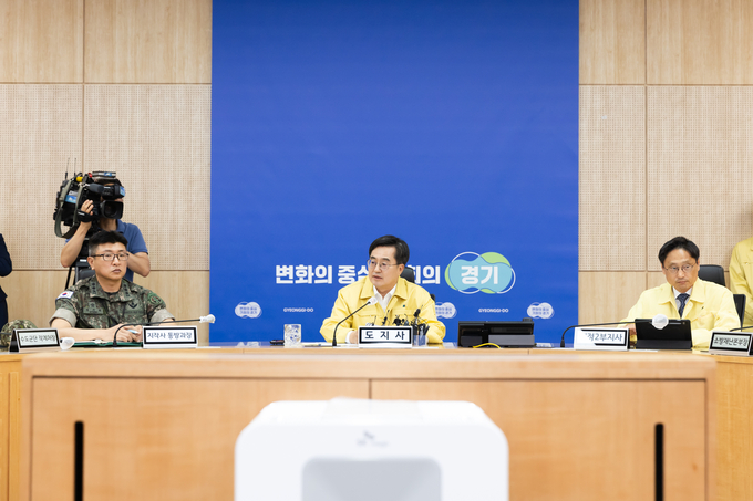 11일 경기도청 재난안전상황실에서 김동연 경기도지사가 긴급 유관기관 대책회의를 주재하고 있다. (사진=경기도 제공)