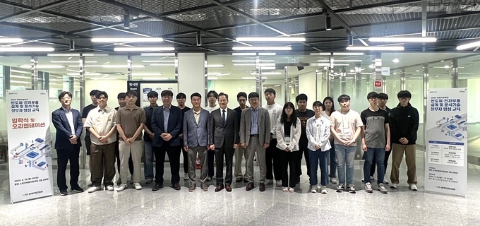 화성산업진흥원은 ‘반도체 ․ 전자부품 설계 및 분석기술 실무자 양성 과정’ 미래기술학교 입학식에서 학생들과 기념촬영을 하고 있다. (사진=화성산업진흥원 제공)