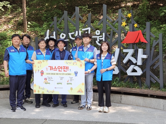 캠페인에 참여한 최윤원 본부장(왼쪽에서 세 번째)이 기념촬영을 하고 있다. (사진=한국가스안전공사 제공)