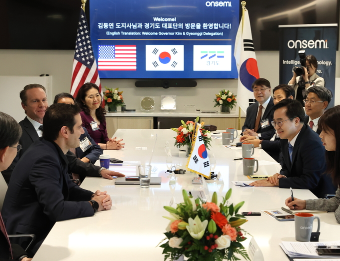 지난달 14일(현지시간) 온세미 본사에서 김동연 경기도지사, 하싼 엘 코우리(Hassane El-Khoury) CEO, 강병곤 한국 대표 등이 온세미 투자상담을 진행하고 있다. (사진=경기도 제공)