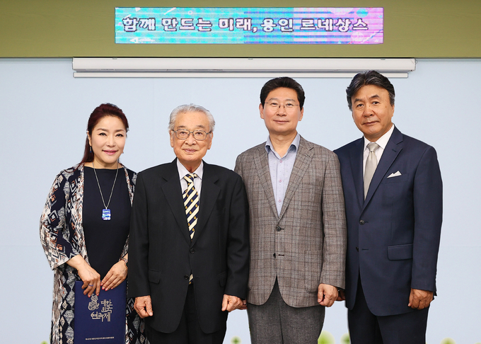 배우 박영규 씨와 뮤지컬 배우이자 교수인 이태원 씨가 ‘제42회 대한민국연극제 용인’ 홍보대사로 위촉됐다. (사진=용인시 제공)