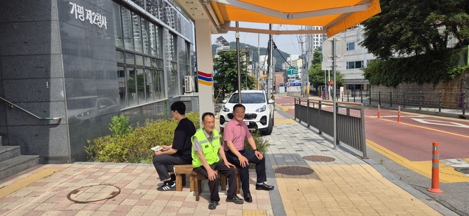 가평읍 행복마을관리소가 교통약자를 위해 교통약자 안전쉼터를 시범적으로 설치했다. (사진=가평읍 행정복지센터 제공)