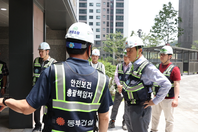 윤진오 동부건설 대표이사가 현장 안전점검을 진행하고 있다. (사진=동부건설 제공)