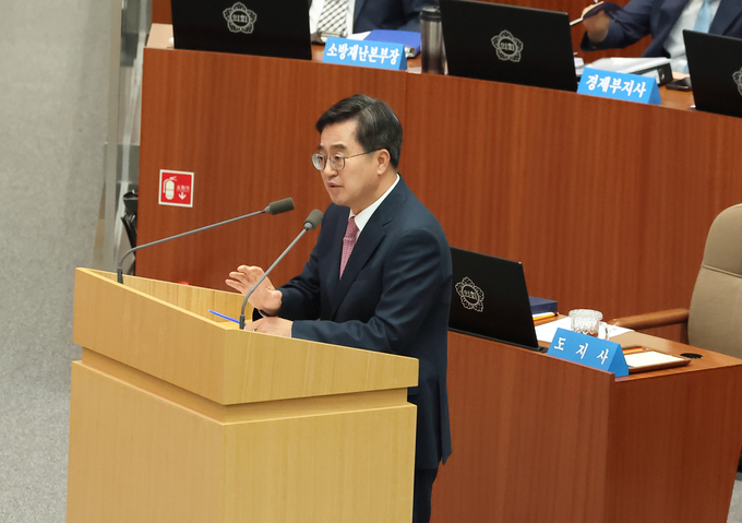 12일 경기도의회 본회의장에서 열린 제375회 정례회 제2차 본회의에서 김동연 경기도지사가 강태형 도의원 도정질문에 답변하고 있다. (사진=경기도 제공)