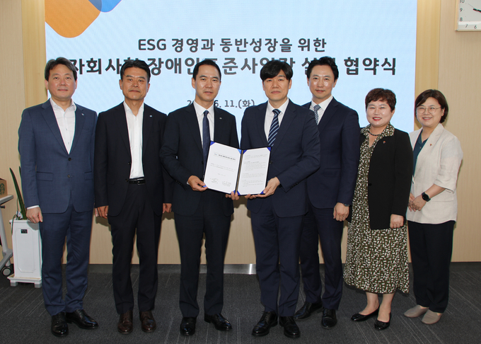 신학기 수협은행 수석부행장(왼쪽 3번째)과 김대규 한국장애인고용공단 서울동부지사장 등 참석자들이 기념촬영을 하고 있다. (사진=Sh수협은행 제공)