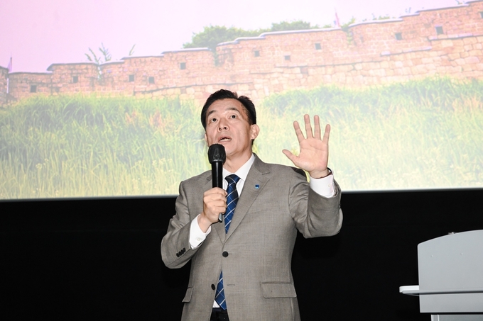 지난해 12월 ‘수원화성 역사문화환경보존지역 규제 완화 설명회’에서 이재준 수원시장이 발언하는 모습. (사진=수원시 제공)