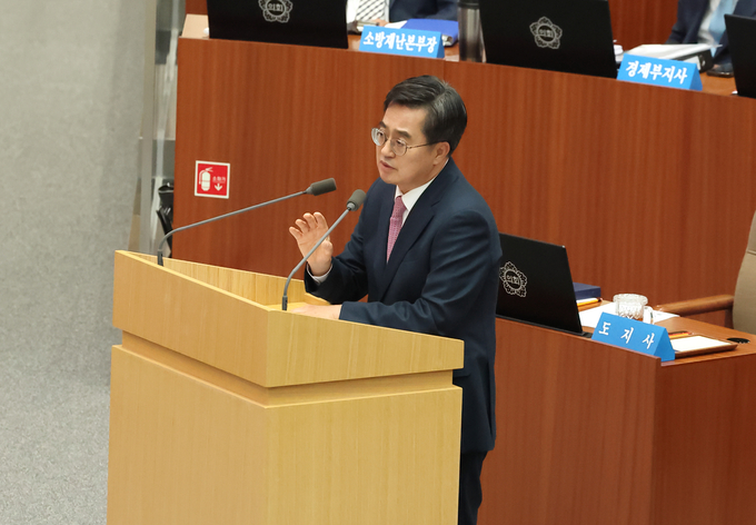 김동연 경기도지사가 12일 오전 경기도의회 본회의장에서 열린 제375회 정례회 제2차 본회의에서 도정 질문을 받고 있다. (사진=경기도청 제공)