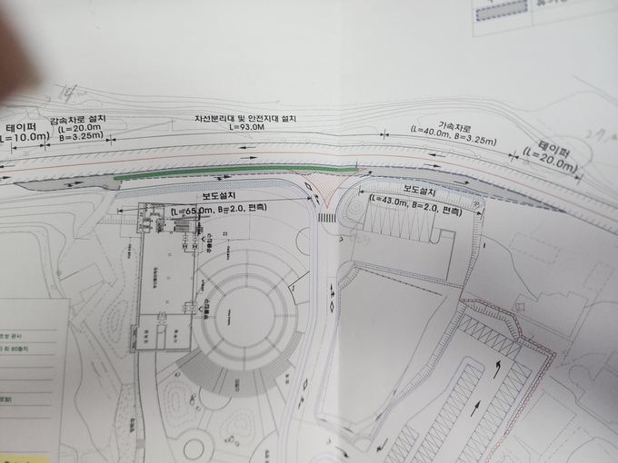 남양주시가 도로점용 허가기관인 의정부국토관리사무소에 허가신청시 제출한 도면. 녹색 부문 93m에 차선분리대 및 안전지대를 설치하겠다고 허가 받고 공사한 후, 이를 허물고 임의로 교차로와 신호등을 설치했다.
