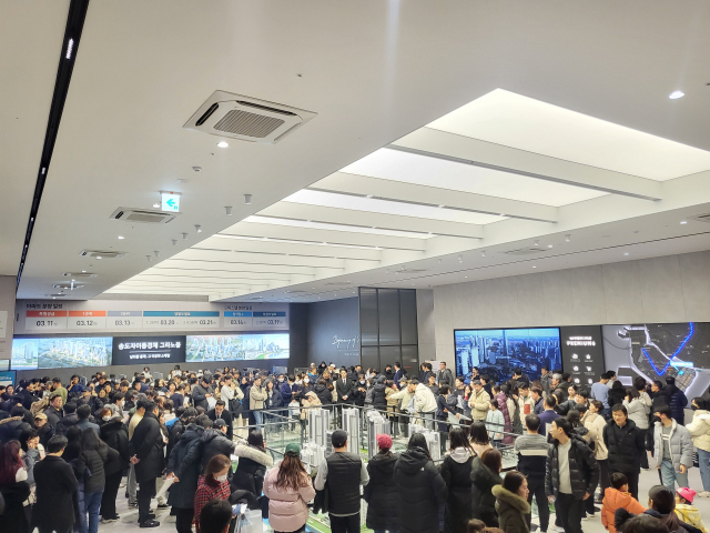 한 견본주택이 방문객들로 가득 차 있는 모습. (사진=연합뉴스 제공)
