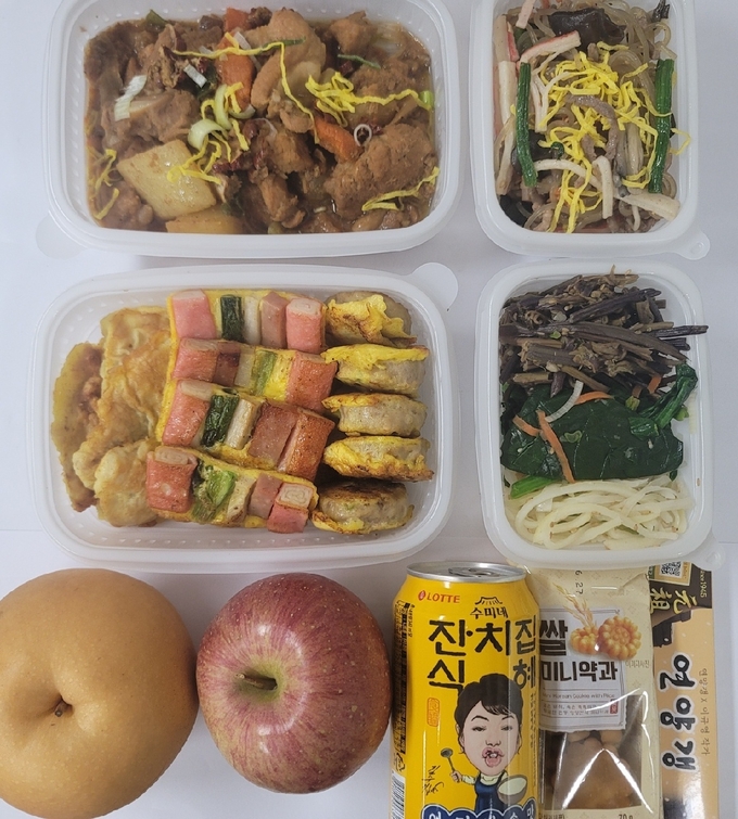 성남시장애인종합복지관이 저소득장애인 가정에 밑반찬을 지원하는 행복한 상차림’ 사업을 진행한다. (사진=성남시장애인종합복지관 제공)