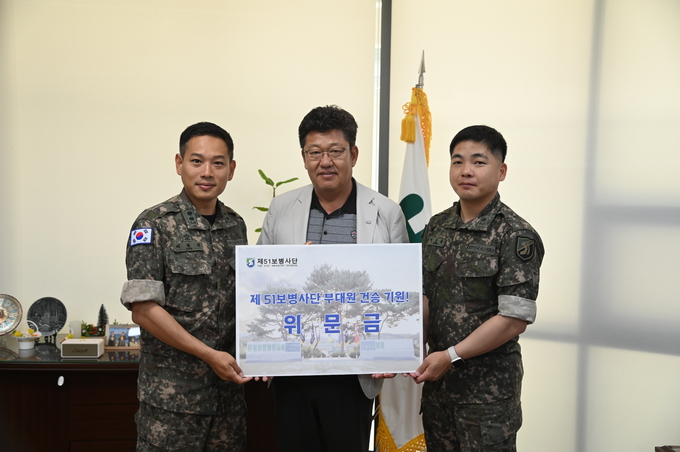 화성도시공사는 12일 관내 소재 육군 제51보병사단을 찾아 기부금을 전달했다. (사진=화성도시공사 제공)