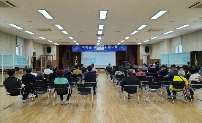 양평군이 숙박업 영업자를 대상으로 위생교육을 하고 있다. (사진=양평군보건소 제공)