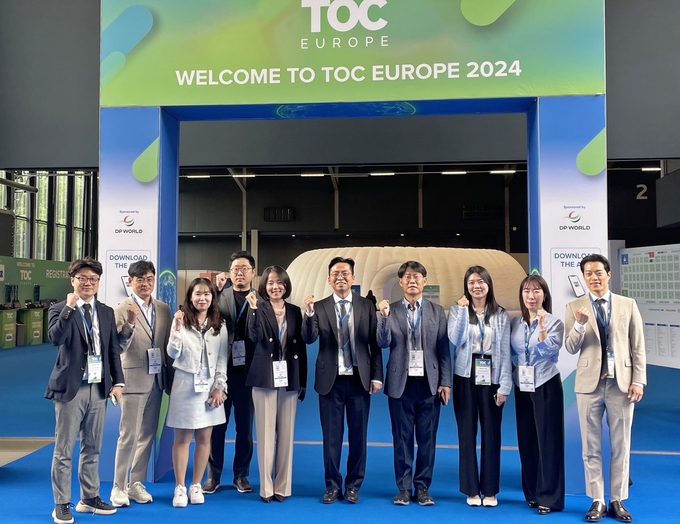 TOC 유럽 2024에 참가한 관계자들이 현장에서 기념사진을 촬영하고 있다. ( 사진 = 인천항만공사 제공 )