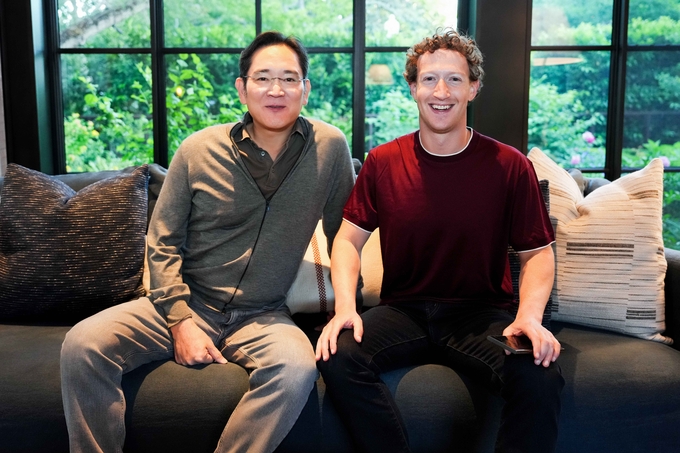 이재용 삼성전자 회장이 미국 서부 팔로 알토에 위치한 마크 저커버그(Mark Zuckerberg) 메타 CEO 자택에서 기념 사진을 촬영하는 모습. (사진=삼성전자 제공)