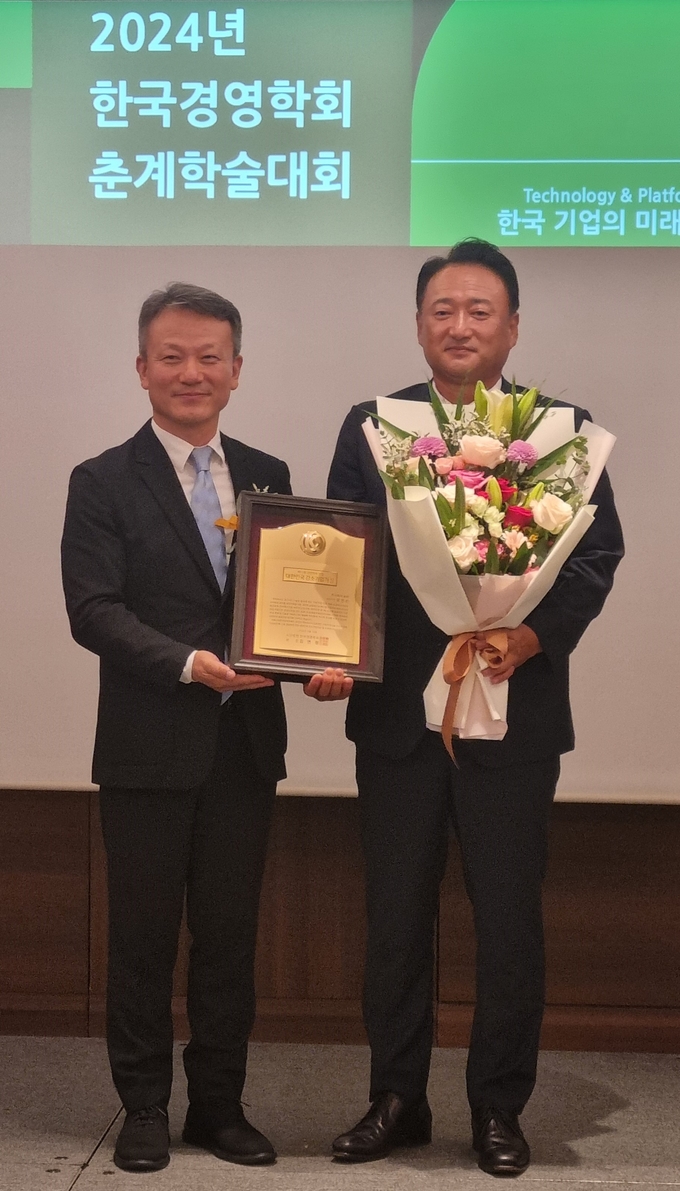 지난 12일 서울 롯데호텔에서 열린 2024 춘계학술대회 및 시상식에서 오인선 숨비 대표가 '경영학자 선정 대한민국 강소기업가상'을 받았다. ( 사진 = 숨비 제공 )