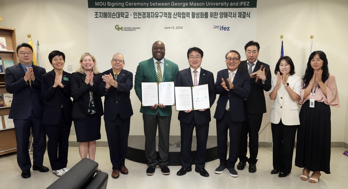 윤원석 인천경제자유구역청장과 그레고리 워싱턴 조지메이슨대학교 총장이 산학협력 프로젝트 활성화를 위한 MOU를 맺고 기념촬영을 하고 있다. ( 사진 = 인천경제청 제공 )