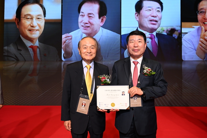 백경현 구리시장(오른쪽)이 13일 서울 신라호텔 다이너스티홀에서 열린 ‘CICON Awards 2024’ 시상식에서 도시경영 부문 대상을 받고 기념촬영을 하고 있다. (사진=구리시 제공)