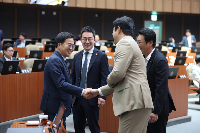 13일 경기도의회 본회의장에서 열린 제375회 정례회 제3차 본회의에서 김동연 경기도지사가 경기도의회 의원들과 인사하고 있다. (사진=경기도 제공)