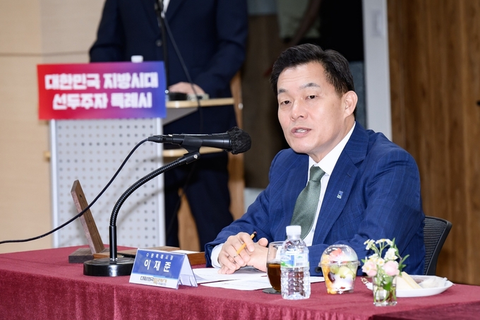13일 용인산림교육센터에서 열린 ‘대한민국특례시시장협의회 2024년 상반기 정기회의’에서 이재준 수원시장이 발언하는 모습. (사진=수원시 제공)