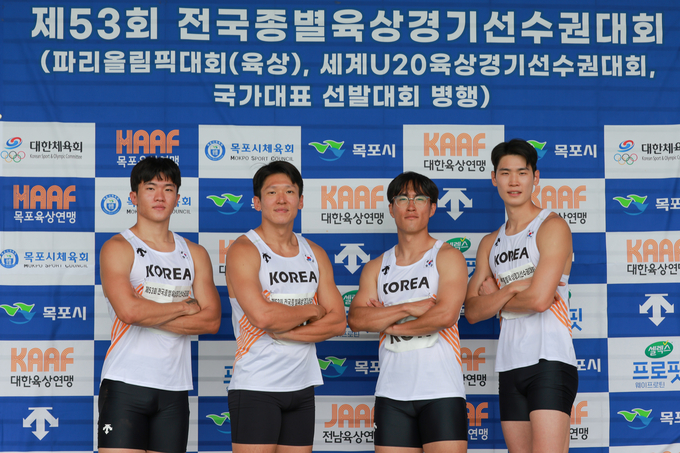 14일 전남 목포종합운동장에서 열린 제53회 전국종별육상경기선수권대회 이틀째 남자일반부 400m 계주 결선에서 38초68의 한국 신기록을 합작한 이시몬, 김국영, 이용문, 고승환(왼쪽부터)이 기념 촬영을 하고 있다. (사진=대한육상연맹 제공)