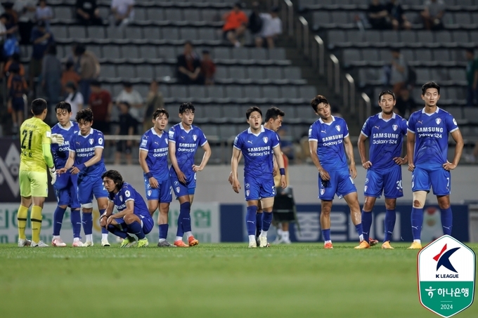15일 경남 창원축구센터에서 열린 하나은행 k리그2 2024 17라운드 수원 삼성과 경남FC의 경기에서 우세한 경기를 펼치고도 0-0 무승부를 기록한 수원 선수들이 아쉬워 하고 있다. (사진=한국프로축구연맹 제공)