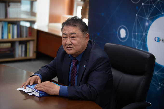 김재옥 회장이 자신이 출한 '땀으로 얼룩진 거울' 이라는 책을 소개하고 있다. (사진=옥지훈 기자)