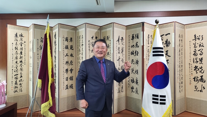 김재옥 회장이 자신의 집무실에서 기념촬영을 하고 있다. (사진=오다경 기자)