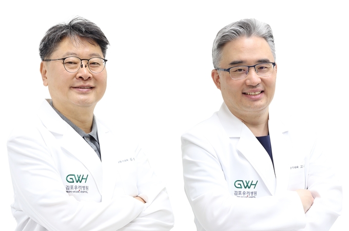 순환기내과 김범준 심혈관센터장(왼쪽)과 순환기내과 고윤석 과장. (사진=김포우리병원 제공)