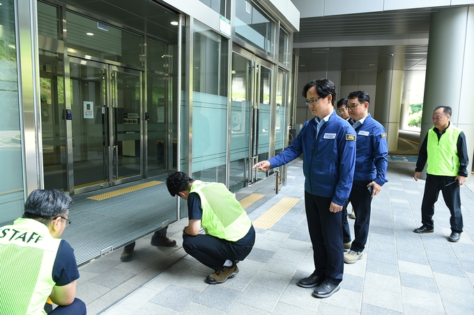 지난 14일 판교스타트업캠퍼스에서 강성천 경기도경제과학진흥원장이 장마철 집중호우 대비 모의 실전훈련을 실시하고 현장을 점검하고 있다. (사진=경과원 제공)