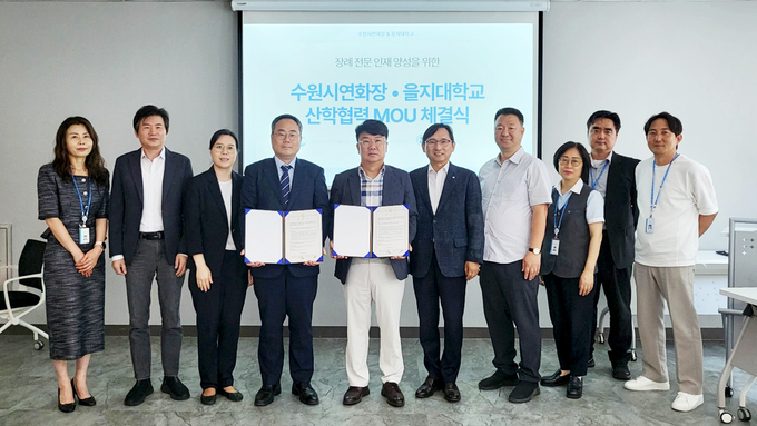 지난 14일 수원시연화장에서 열린 ‘수원시연화장-을지대학교 장례지도학과 업무협약식’에서 두 기관 관계자들의 기념 촬영 모습. (사진=수원도시공사 제공)