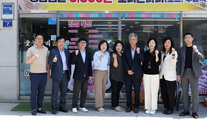 군포시의회 의원들이 점심시간 때 관내 착한가격업소를 찾아 식사를 맞치고 기념촬영모습( 사진제공/ 군포시의회) 