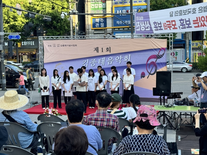 주민교회 청년부원들이 김종태 열사를 추모하며 노래하고 있다.