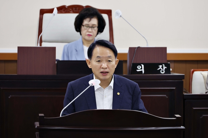 김찬진 동구청장이 17일 동구의회 제3차 본회의에서 구정질문에 답변하고 있다. ( 사진 = 동구 제공 )