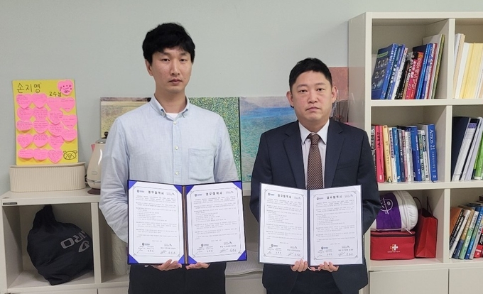 손지영 안양대 체육학과장(오른쪽)과 김성준 대한장애물스포츠연맹 회장이 업무협약을 한 뒤 기념촬영을 하고 있다. (사진=안양대 제공)