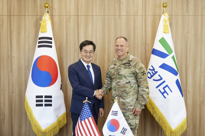17일 경기도청에서 김동연 경기도지사와 크리스토퍼 라니브 미8군사령관이 면담을 갖고 기념촬영을 하고 있다. (사진=경기도 제공)
