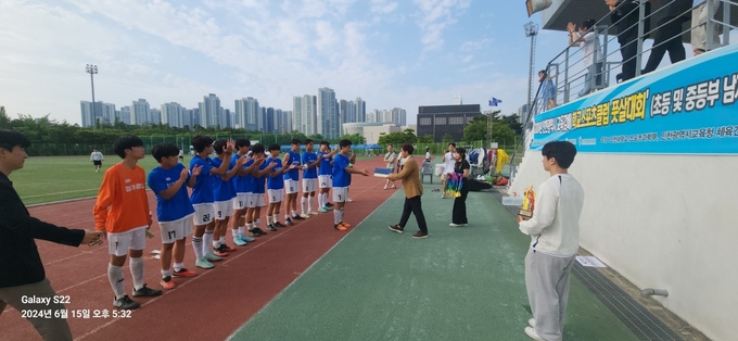 인천시교육청, 2024 교육감배 학교스포츠클럽 초·중등 풋살대회 시상식이 진행되고 있다. ( 사진 = 인천시교육청 제공 )