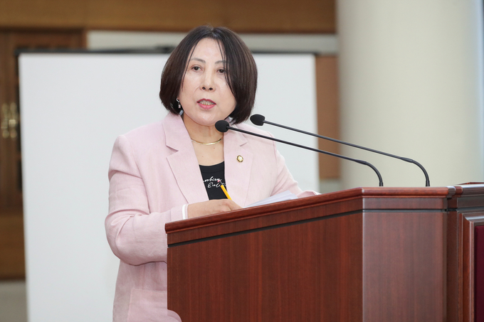 고양시의회 고덕희 의원이 '효가정 지원에 관한 조례개정안'을 발의하고 있다. (사진=고양시 제공)