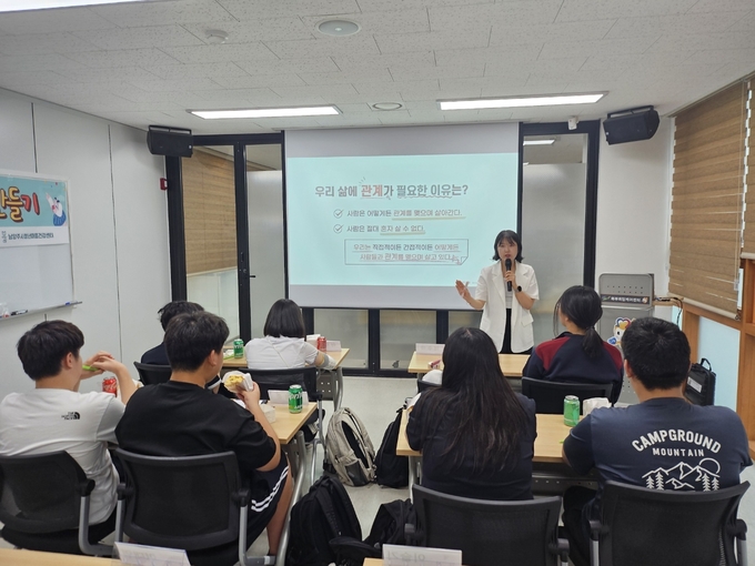 남양주시청년마음건강센터는 지난 14일부터 오는 8월 2일까지 8회기에 걸쳐 청소년들의 자존감 향상 및 대인관계 증진을 위한 ‘나를 응원하는 시간’ 프로그램을 진행한다. (사진=남양주시 제공)