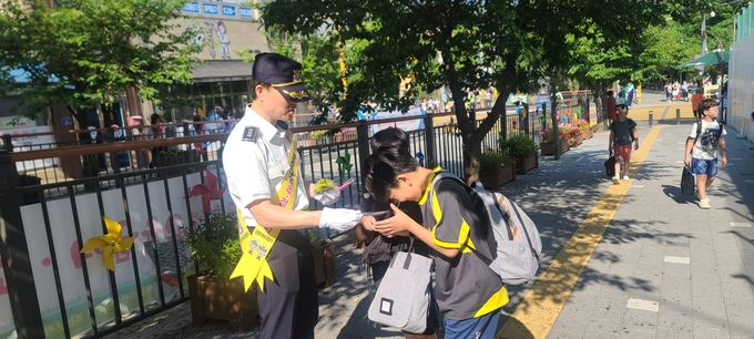남양주북부경찰서는 18일 오전 남양주시 진접읍 부평초등학교 어린이 보호구역 내에서 ‘어린이 교통안전 캠페인’을 가졌다. (사진=남양주북부경찰서 제공)