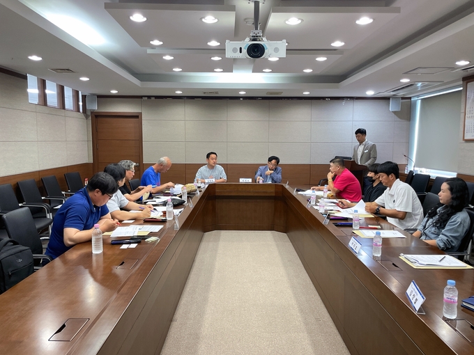가평군이 가평군 야영장연합회와 간담회를 갖고 있다. (사진=가평군 제공)
