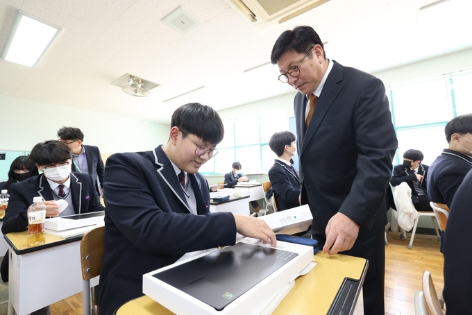 도성훈 인천시교육감이 지난 4월 12일 인천바이오고등학교를 방문해 노트북을 나눠주고 있다. ( 사진 = 인천시교육청 제공 )