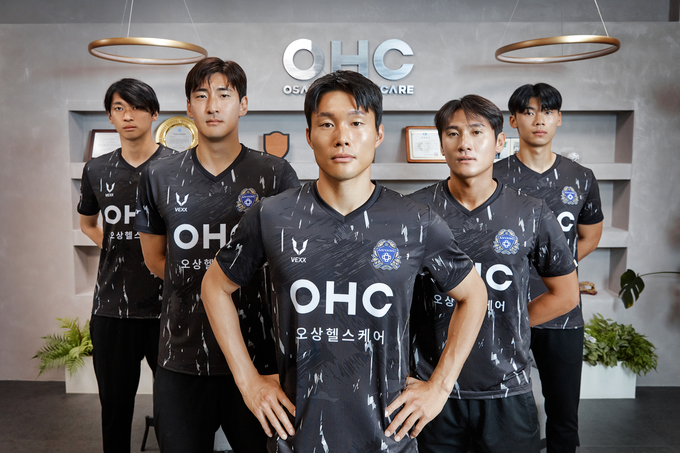 16일 프로축구 K리그2 FC안양 선수들이 구단 메인스포서인 ㈜오상헬스케어 안양 본사에서 서드 유니폼을 선보이고 있다. (사진=FC안양 제공)