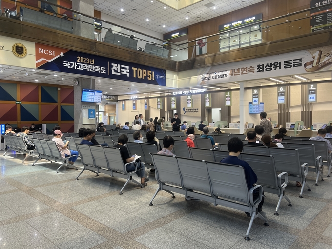 18일 아주대병원 수납창구에서 순서를 기다리는 시민들의 모습. (사진=장진 기자)