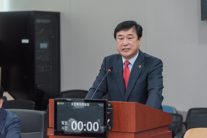 이택수(국힘·고양8) 경기도의원이 18일 경기도의회 보건복지위원회에서 ‘경기도립정신병원 설치 및 운영에 관한 조례 일부개정조례안’에 대한 제안 설명을 하고 있다. (사진=경기도의회 제공)