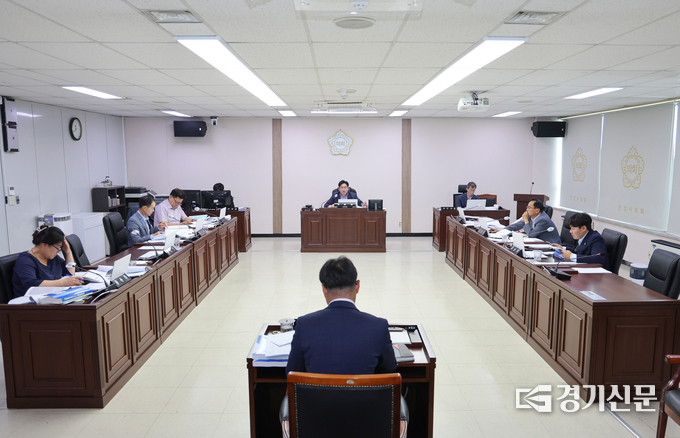 안성시의회 예산결산특별위원회가 2023회계연도 일반 및 특별회계 세입세출 결산승인안 등을 심사하고 있다. (사진=안성시 제공)